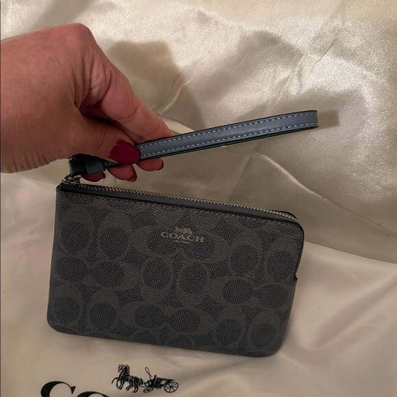 💙Coach NWTChambray Blue Corner Zip Wristlet In Signature Canvas/Silver Hardware - Picture 8 of 8
